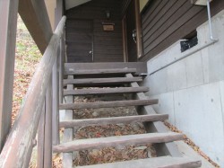 建物への階段