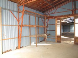 鉄骨造りの物置の中