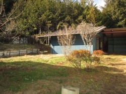 鉄骨造りの物置