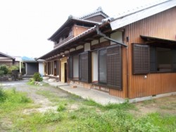 南東側から家屋と駐車スペースを見ています