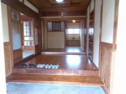 玄関内部です。広いホールが続きます