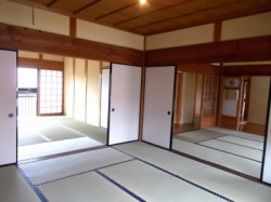 広縁の方から見た室内全体。