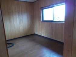 二階、東側の洋室。北側に納戸有り！