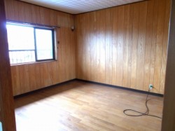 二階、南側の洋室。隣にも洋室があります。